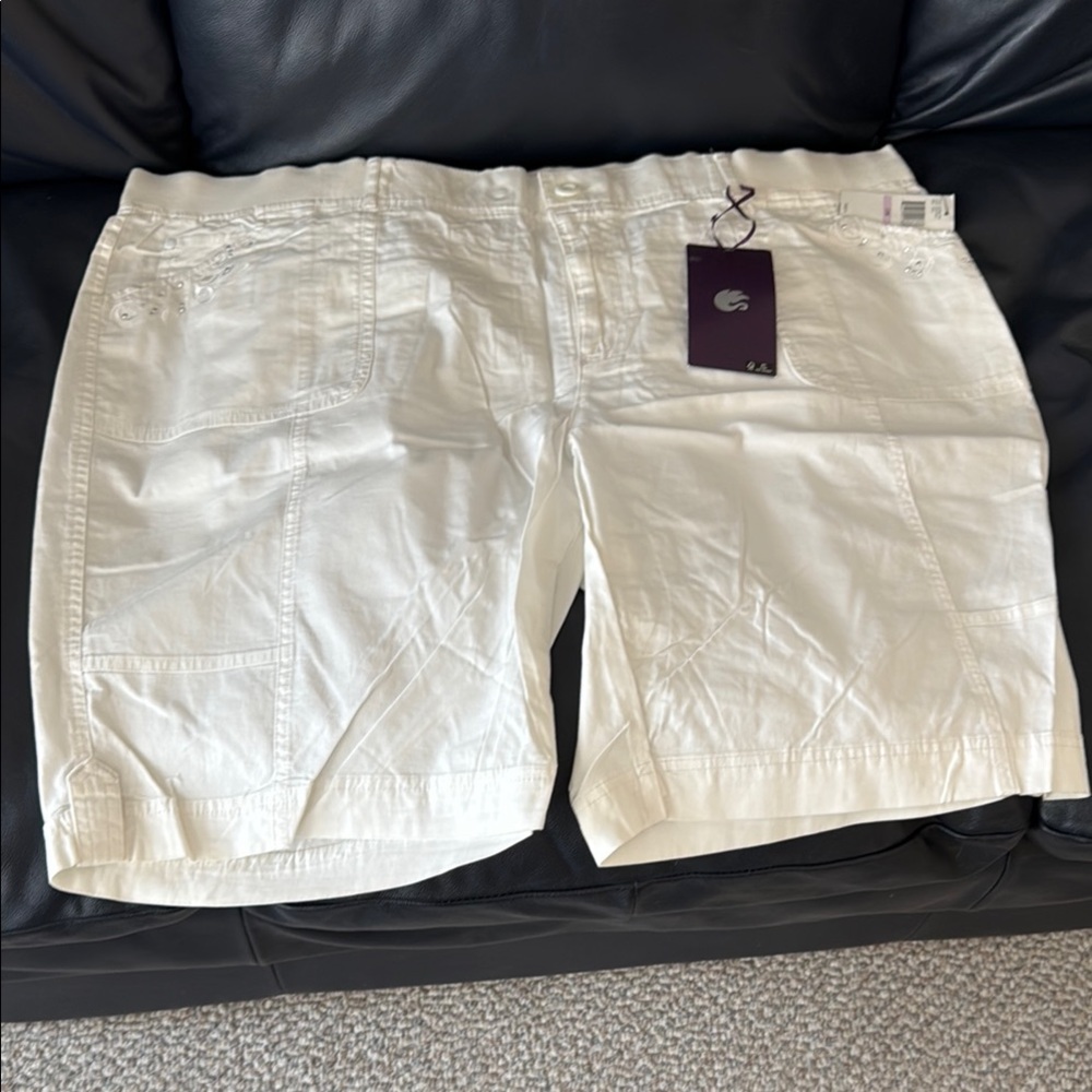 Gloria Vanderbilt Carla Blingy Jeans Shorts-Color White Picket Fence! Size 22W